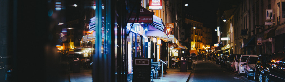 Street at night, photo by Yannis Papanastasopoulos