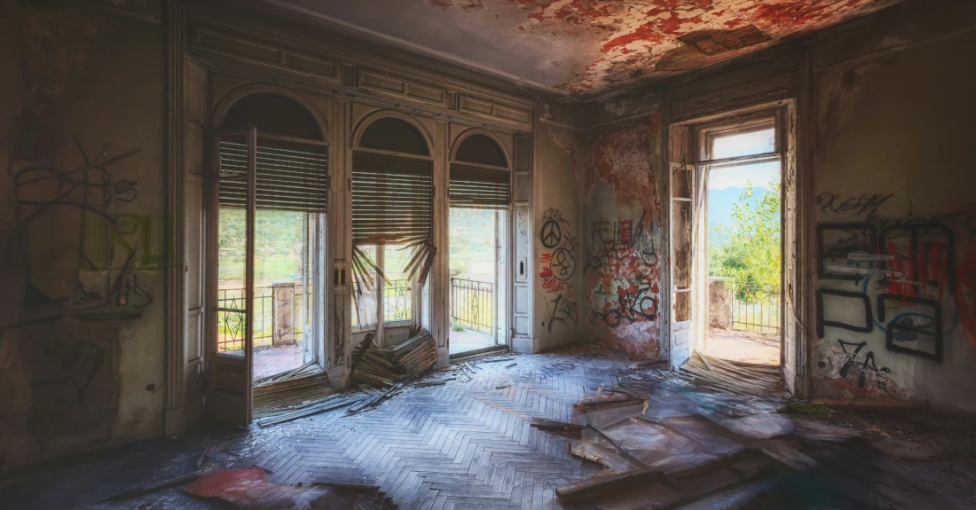 Inside an old dilapidated room, photo by Peter Herrmann