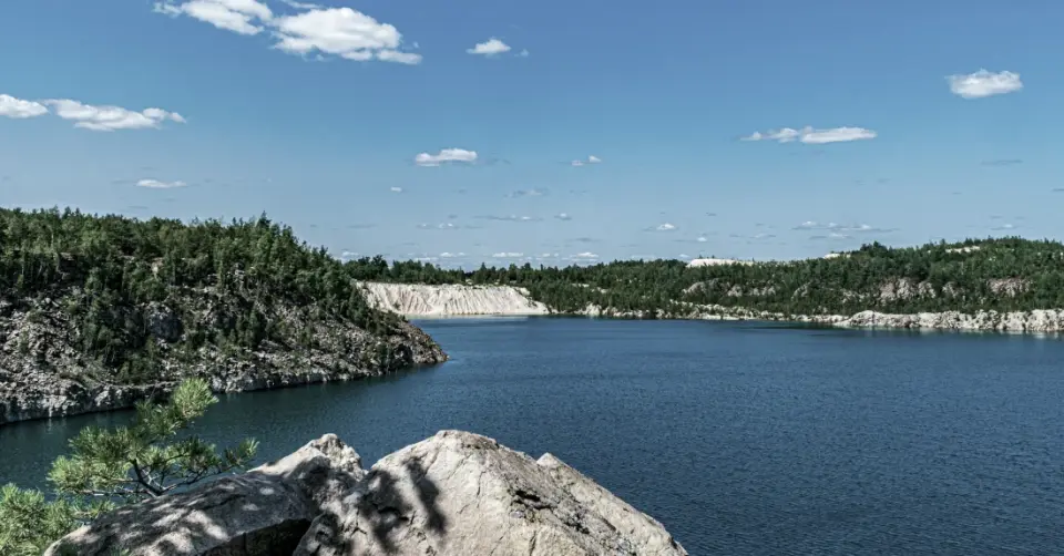 A mountain lake, photo by Kostiantyn Vierkieiev