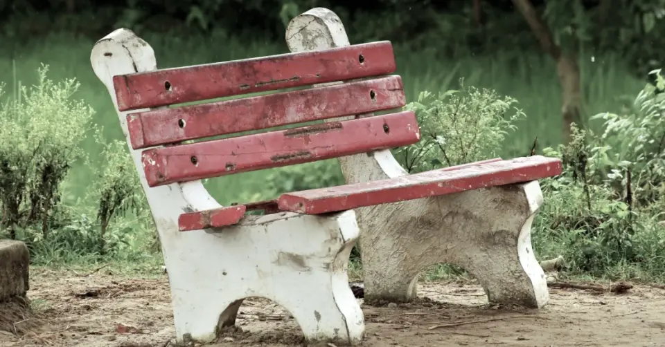 An old red bench, photo by Amit Rai