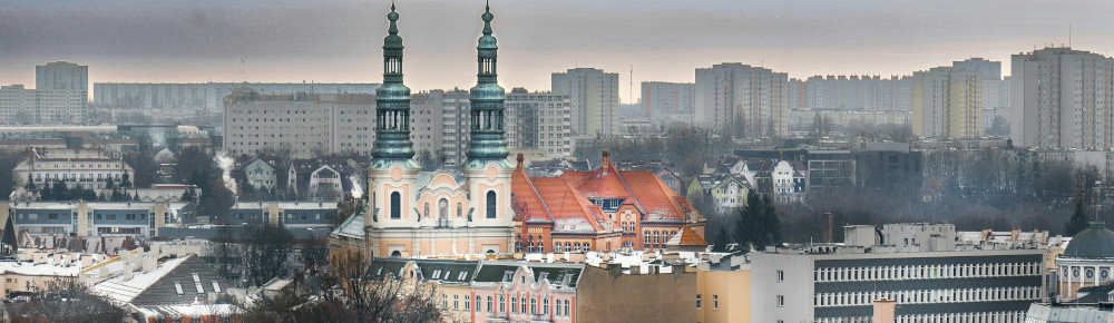 View of a city in winter, photo by Jakub Zerdzicki